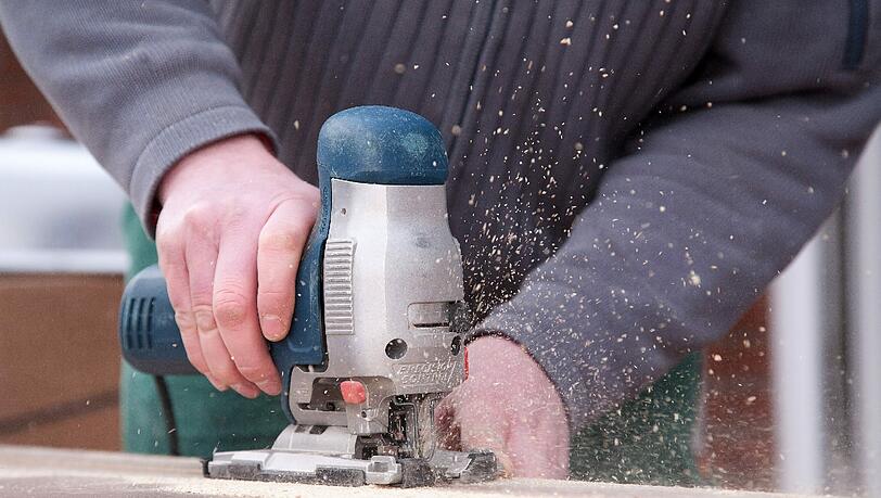 Eine Stichsäge braucht der Heimwerker, wenn er etwa Möbel selbst baut. Für so eine seltene Arbeit kann er sie auch gut ausleihen statt teuer zu kaufen.