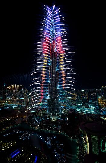 Dubai: Das Emirat nutzt Silvester, um sein repräsentativstes und gleichzeitig das weltweit höchste Gebäude, den Burj Khalifa, mit einer Lichtshow angemessen in Szene zu setzen. Die Feuerwerke der Stadt lassen sich Dubai Tourism zufolge am besten vom Burj Park &ndash; einer Insel auf dem Burj Lake direkt zwischen dem Burj Khalifa und der Dubai Mall &ndash; bewundern. Damit Touristen nicht vergessen, warum sie eigentlich in die Wüstenstadt kommen, startet gleich am Neujahrstag das Dubai Shopping Festival. Es dauert gleich einen ganzen Monat.