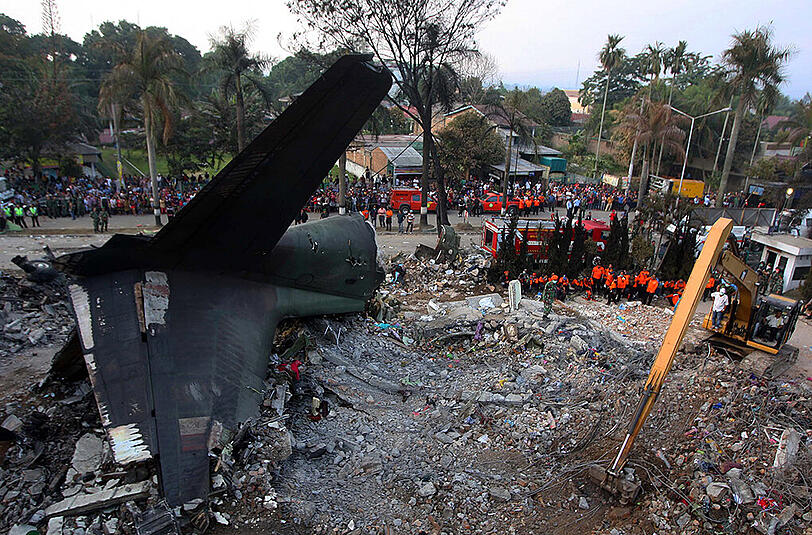 Nach dem Absturz eines Militärflugzeugs auf ein Wohngebiet in Indonesien sind mindestens 142 Leichen geborgen worden.