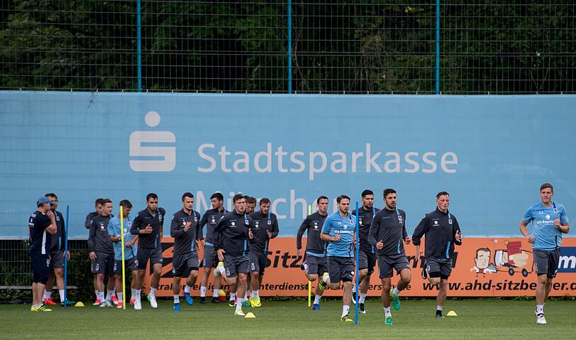 Vor den Augen Hunderter Fans betraten die Löwen das erste Mal nach dem Abstieg in die Regionalliga den Trainingsplatz.