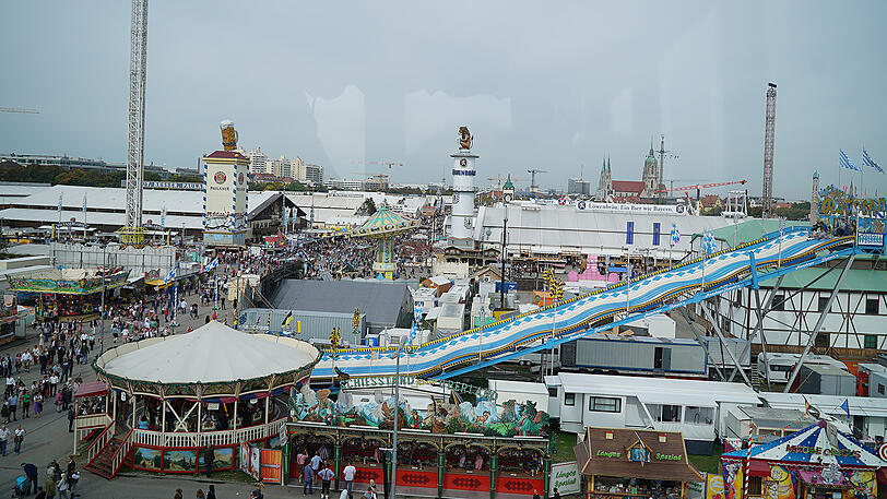 Den perfekten Überblick über die Theresienwiese und München: Mit dem Riesenrad auf der Wiesn geht's bis zu 50 Meter in die Höhe. Luftige Impressionen gibt's hier zum Durchklicken.