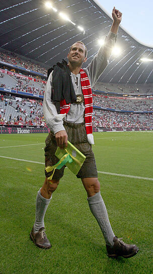Mehmet Scholl (15. August 2007, FC Bayern &ndash; FC Barcelona 0:1): Lionel Messi, wie Scholl ein Fußball-Feingeist, erzielte Barcelonas Siegtor &ndash; das passte. Scholl wurde gegen Franck Ribéry ausgewechselt und kommentierte die Niederlage in seiner typischen Art: "Ein kleiner Trost für mich ist, dass das Tor fiel, als ich nicht mehr auf dem Platz stand. Ich habe 0:0 gespielt." Auch Tor-Phantom Roy Makaay wurde an diesem Tag verabschiedet.