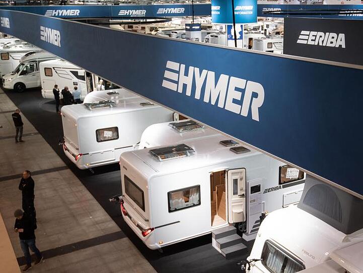 Reisemobile und Caravans sind am Messestand des Wohnmobilunternehmens Hymer GmbH & Co. KG am Vortag der Reisemesse CMT zu sehen.