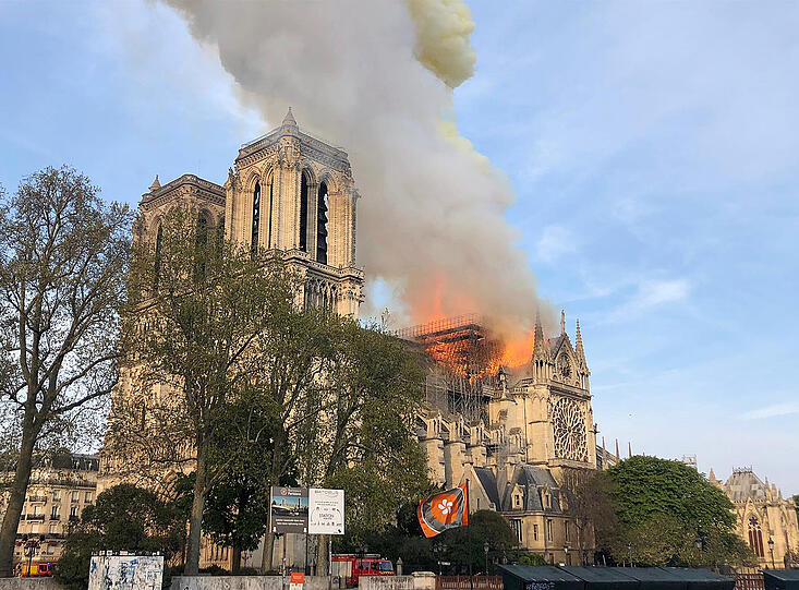 Die weltberühmte Kathedrale Notre-Dame de Paris steht in Flammen.