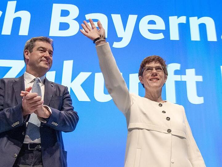 Markus Söder, CSU-Parteivorsitzender, und Annegret Kramp-Karrenbauer (CDU), CDU-Vorsitzende, beim CSU-Parteitag. Foto: Peter Kneffel/dpa
