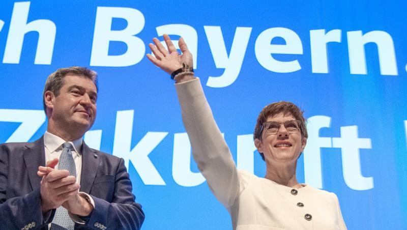Markus Söder, CSU-Parteivorsitzender, und Annegret Kramp-Karrenbauer (CDU), CDU-Vorsitzende, beim CSU-Parteitag. Foto: Peter Kneffel/dpa