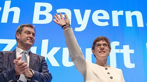 Markus Söder, CSU-Parteivorsitzender, und Annegret Kramp-Karrenbauer (CDU), CDU-Vorsitzende, beim CSU-Parteitag. Foto: Peter Kneffel/dpa