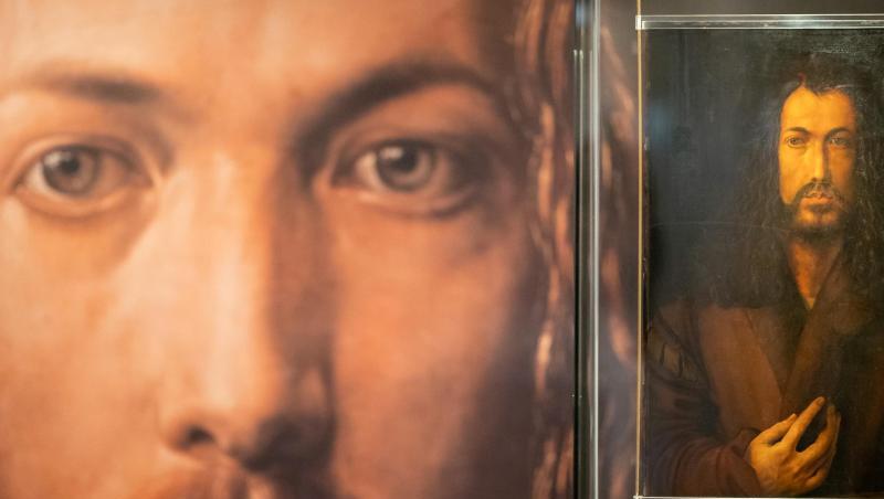 Eine Reproduktion des Gemäldes "Selbstbildnis im Pelzrock", die den Maler Albrecht Dürer darstellt.