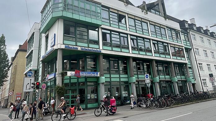 Die Bücherei in der Albert-Roßhaupter-Straße ist zwar einer der einer der „erfolgreichsten Standorte der Münchner Stadtbibliothek“ – dennoch soll ihr Ende geprüft werden.