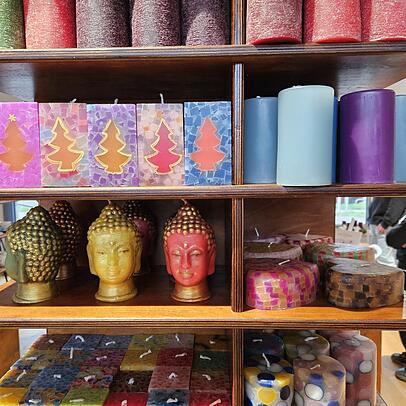 Bunte Kerzen in verschiedenesten Varianten werden in einer der Werkstätten hergestellt.