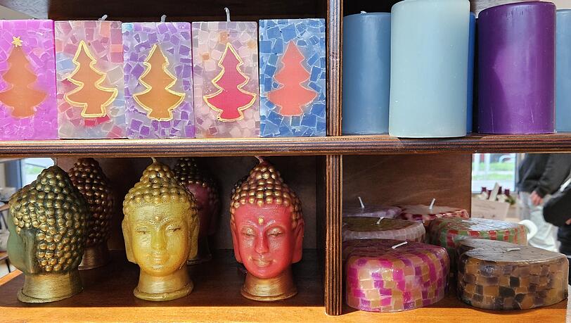 Bunte Kerzen in verschiedenesten Varianten werden in einer der Werkstätten hergestellt. Bunte Kerzen in verschiedenesten Varianten werden in einer der Werkstätten hergestellt.