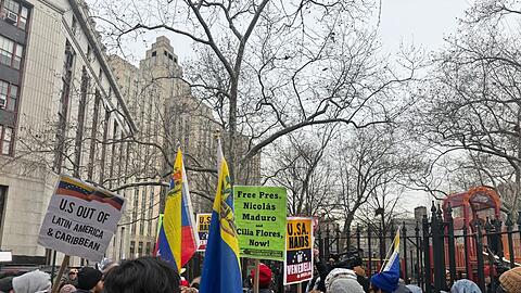 Demonstranten haben sich vor dem Gerichtsgeb&auml;ude versammelt.