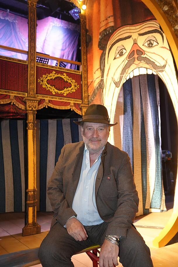 Harold Faltermeyer sitzt in der Kulisse