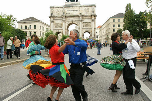 Straßenfeste: Eine große Tradition in München. Der Name "Street Life Festival" mag alteingesessenen Münchnern wenig traditionell erscheinen, getanzt wurde auf der Leopoldstraße nicht nur beim Festumzug zur Wiesn.