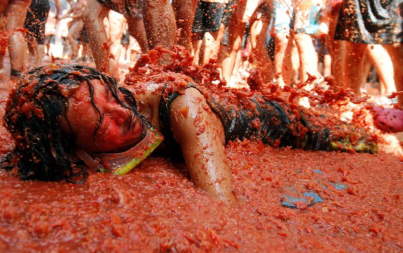 Hätte er die Brille mal lieber aufgelassen: Bei seinem Bad in der Tomatensauce sieht dieser junge Mann gar nicht mehr so glücklich aus.