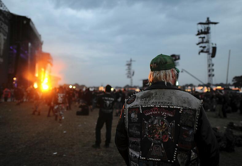 Wet T-Shirts, wilde Rocker, schräge Outfits: So verrückt war das Wacken-Festival 2011. wir zeigen die besten Bilder. EInfach weiterklicken!