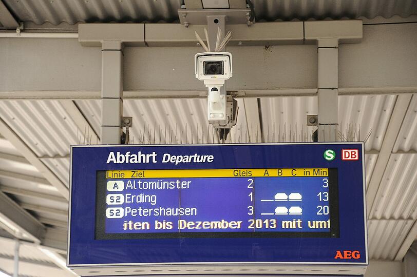 Beim Lesen der Infotafel bitte lächeln: Eine fest installierte Überwachungskamera am S-Bahnhof Dachau.