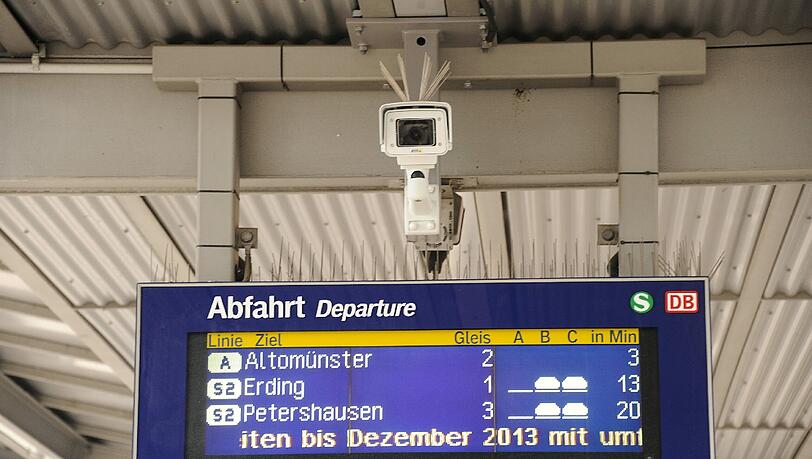 Beim Lesen der Infotafel bitte lächeln: Eine fest installierte Überwachungskamera am S-Bahnhof Dachau.