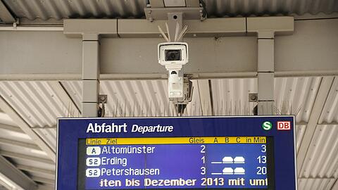 Beim Lesen der Infotafel bitte lächeln: Eine fest installierte Überwachungskamera am S-Bahnhof Dachau.
