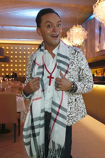 Aus dem Dschungel in den Glamour: Julian F. M. Stoeckel posiert beim "Ernsting's Family Fashion Dinner" im Rilano No.6 am Donnerstag für die Fotografen.