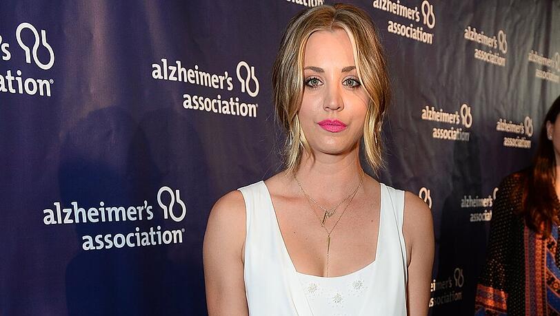 Kaley Cuoco zeigt sich zur Benefiz-Veranstaltung für die Alzheimer's Association in Beverly Hills Kaley Cuoco zeigt sich zur Benefiz-Veranstaltung für die Alzheimer's Association in Beverly Hills