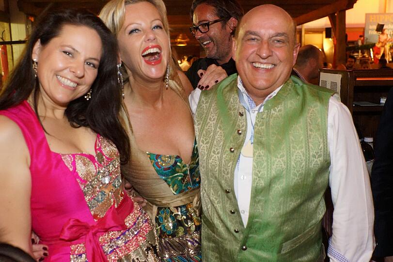 Moderatorin Doris Melchner, Astrid Söll (Dirndl Couture) mit Partner Axel Munz (Angermaier)