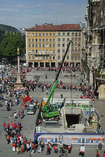 Erzieherinnen, Mütter und Sozialarbeiterinnen und Unterstützer bei Menschenkette am Marienplatz in München.