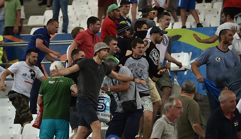 Nach dem EM-Spiel der Russen gegen England kommt es zu heftigen Ausschreitungen. Die schockierenden Bilder aus Marseille.