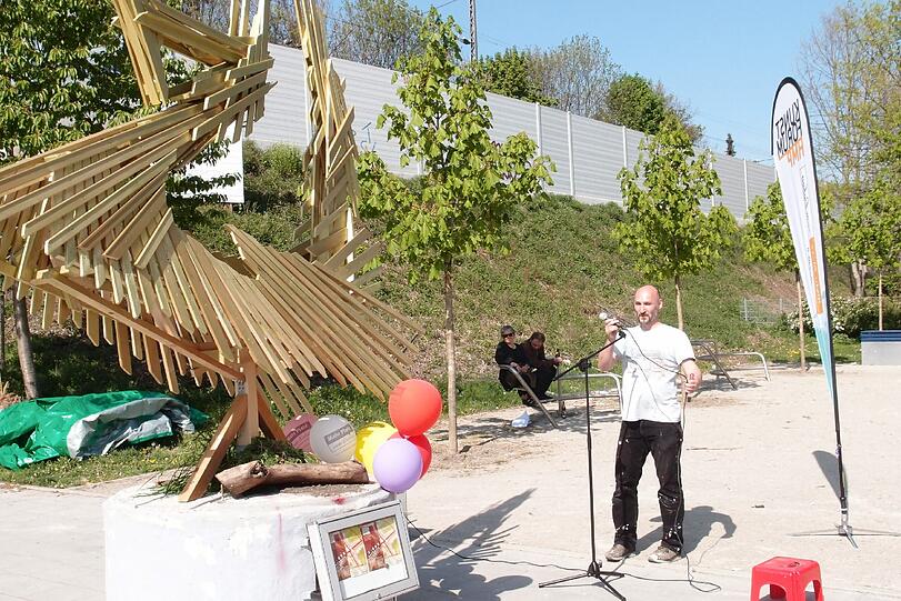 Hier wird das Kunstwerk enthüllt.