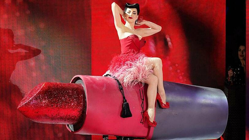 Dita von Teese erschien in einer kussmundroten Robe von Lena Hoschek beim Life Ball.