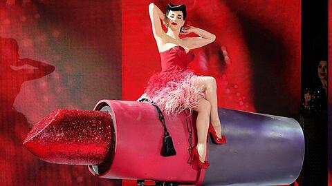Dita von Teese erschien in einer kussmundroten Robe von Lena Hoschek beim Life Ball.