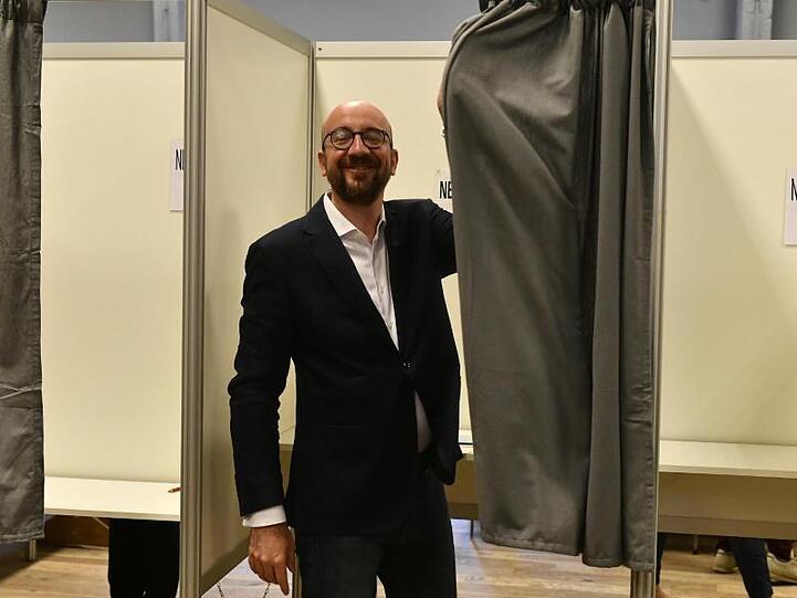 Charles Michel, Premierminister von Belgien, bei der Stimmabgabe in einem Wahllokal in Limal. In Belgien findet zeitgleich mit der Europawahl die Parlamentswahl statt.