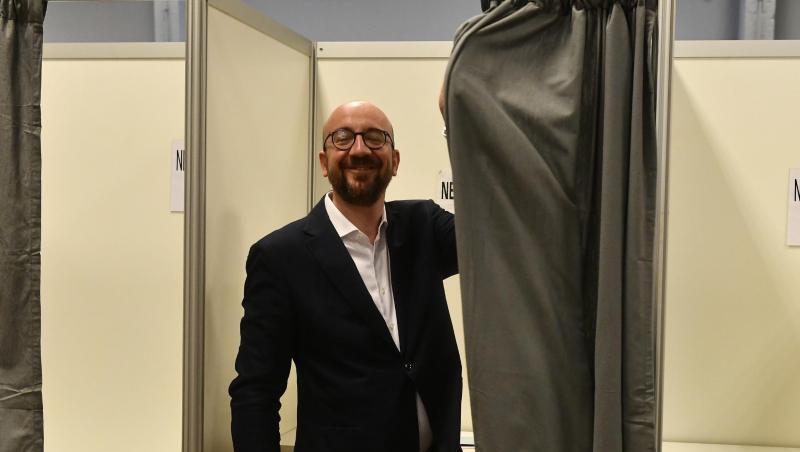 Charles Michel, Premierminister von Belgien, bei der Stimmabgabe in einem Wahllokal in Limal. In Belgien findet zeitgleich mit der Europawahl die Parlamentswahl statt. Charles Michel, Premierminister von Belgien, bei der Stimmabgabe in einem Wahllokal in Limal. In Belgien findet zeitgleich mit der Europawahl die Parlamentswahl statt.