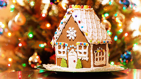 Ein Lebkuchenhaus darf an Weihnachten nicht fehlen.