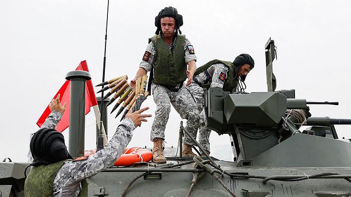 Russische Soldaten auf einem gepanzerten Mannschaftstransporter BTR-82A in der Exklave Kaliningrad.