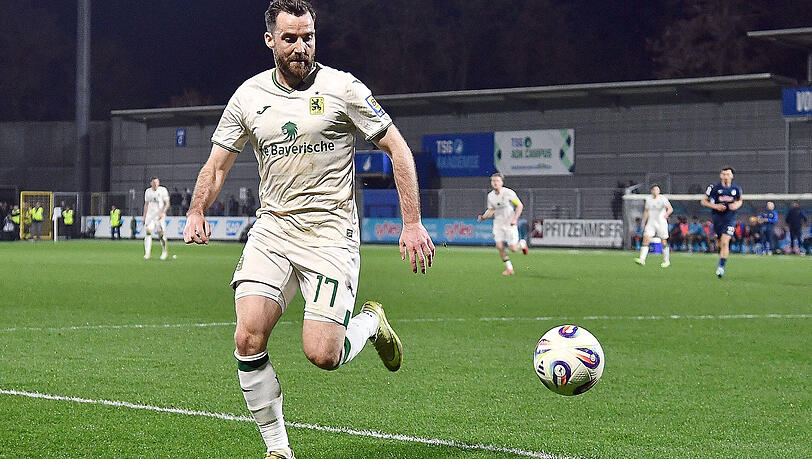 Endlich wieder auf dem Platz, die Leidenszeit hat ein Ende: Morris Schr&ouml;ter am Ball in Hoffenheim.