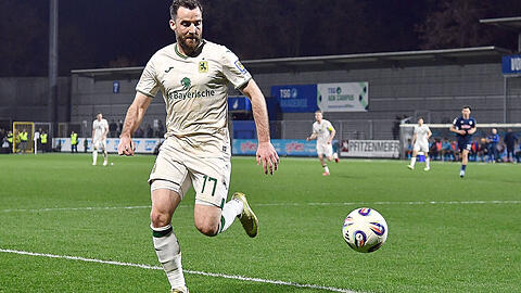 Endlich wieder auf dem Platz, die Leidenszeit hat ein Ende: Morris Schr&ouml;ter am Ball in Hoffenheim.