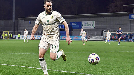 Endlich wieder auf dem Platz, die Leidenszeit hat ein Ende: Morris Schr&ouml;ter am Ball in Hoffenheim.