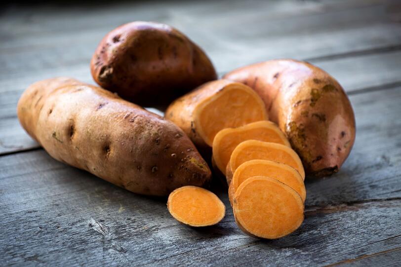 Kartoffeln roh essen? Kommt gar nicht infrage, denn sie gehören zu den Nachtschattengewächsen und enthalten Solanin. Anders sieht es dagegen bei Süßkartoffeln aus. Diese können Sie auch roh verzehren und müssen sie nicht einmal schälen. Probieren Sie Süßkartoffeln doch einfach mal als feine Raspeln im Salat! Kartoffeln roh essen? Kommt gar nicht infrage, denn sie gehören zu den Nachtschattengewächsen und enthalten Solanin. Anders sieht es dagegen bei Süßkartoffeln aus. Diese können Sie auch roh verzehren und müssen sie nicht einmal schälen. Probieren Sie Süßkartoffeln doch einfach mal als feine Raspeln im Salat!