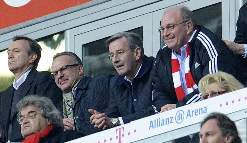 Bayerns Finanzvorstand Karl Hopfner, flankiert von Karl-Heinz Rummenigge und Uli Hoeneß