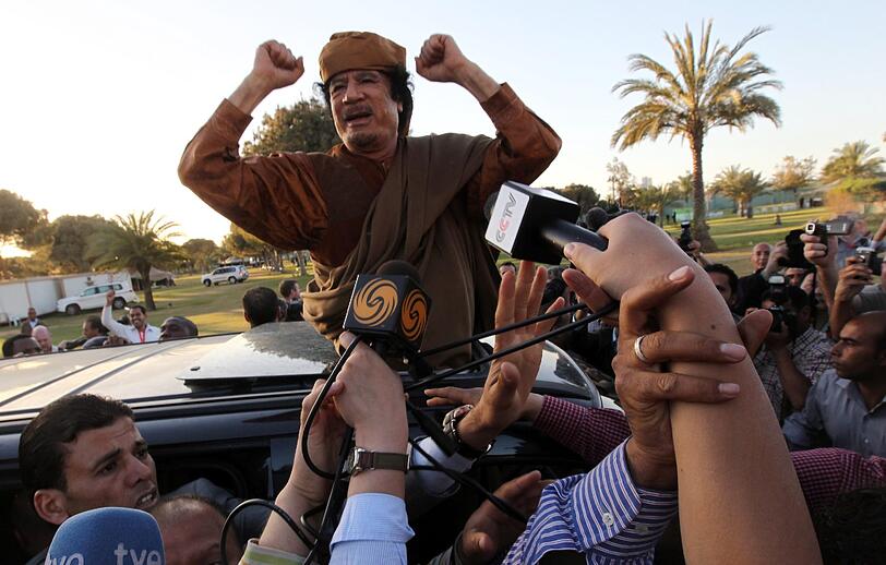 Im April 2011 zeigte sich Gaddafi noch siegessicher: Er hatte sich mit fünf afrikanischen Machthabern getroffen, die im Libyen-Konflikt vermitteln wollten. Doch die Rebellen sind genauso siegessicher wie der Diktator...