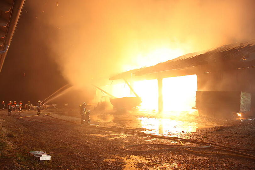 Spektakuläre Bilder: In Gangkofen (Landkreis Rottal-Inn) ist eine Lagerhalle durch ein Feuer vollständig zerstört worden. Die Feuerwehr kämpfte gegen die Flammen.