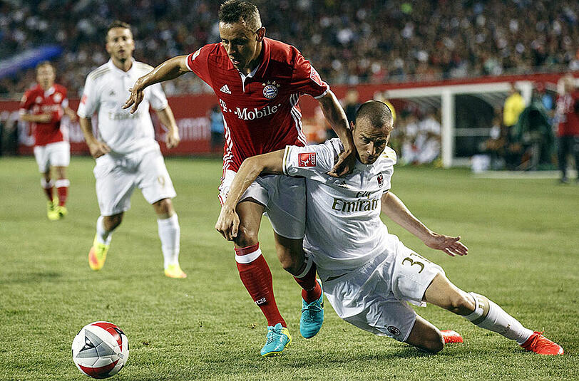 Heißes Duell in Chicago: Rafinha gegen Antonelli Luca vom AC Mailand.