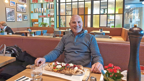 Buon Appetito! Karl Rieder in seinem neuesten Lokal, dem Languorino am Allacher Bahnhof.