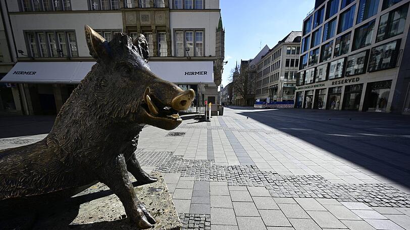 Die leere Fußgängerzone in München bedeutet auch für Hirmer (hinten links) schwere Umsatzeinbußen.
