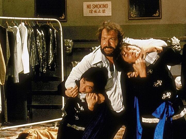 Bud Spencer: Nicht nur in "Sie nannten ihn Plattfuß" hält er seine Gegner im Schwitzkasten