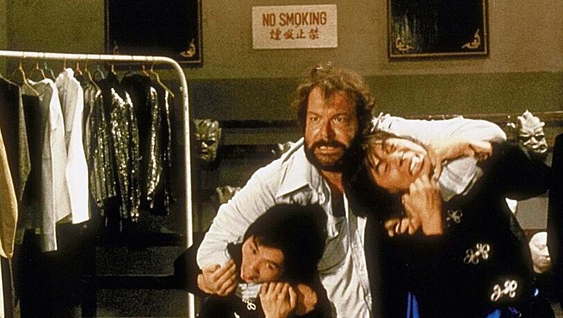 Bud Spencer: Nicht nur in "Sie nannten ihn Plattfuß" hält er seine Gegner im Schwitzkasten Bud Spencer: Nicht nur in "Sie nannten ihn Plattfuß" hält er seine Gegner im Schwitzkasten