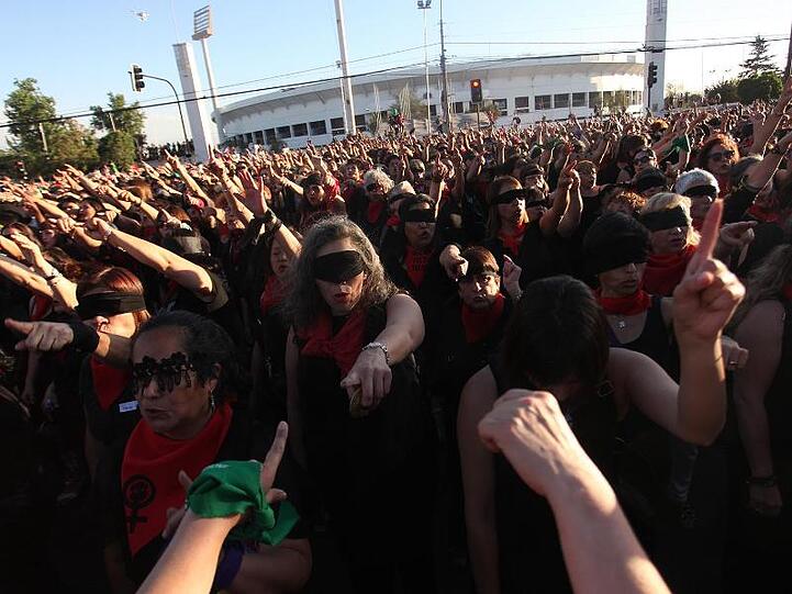 Zahlreiche Frauen nehmen mit verbundenen Augen an einer Performance gegen Gewalt gegen Frauen in Chile teil.