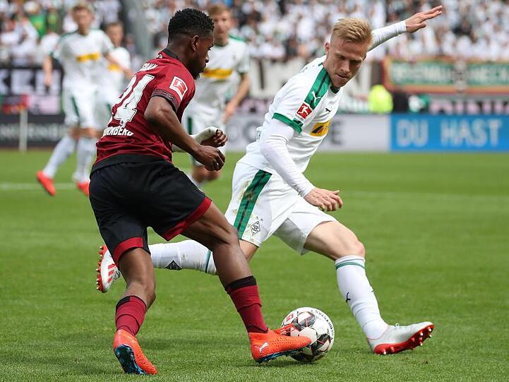 Nürnbergs Virgil Misidjan und Oscar Wendt von Borussia Mönchengladbach (l-r.) im Zweikampf um den Ball. Foto: Daniel Karmann/Archivbild
