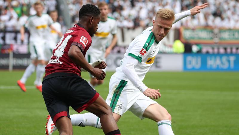 Nürnbergs Virgil Misidjan und Oscar Wendt von Borussia Mönchengladbach (l-r.) im Zweikampf um den Ball. Foto: Daniel Karmann/Archivbild